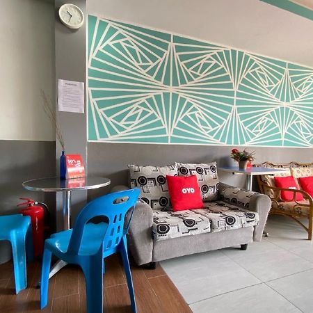Spot On 90283 Twenty Seven Muntri Hotel Танджунг Бунга Екстериор снимка