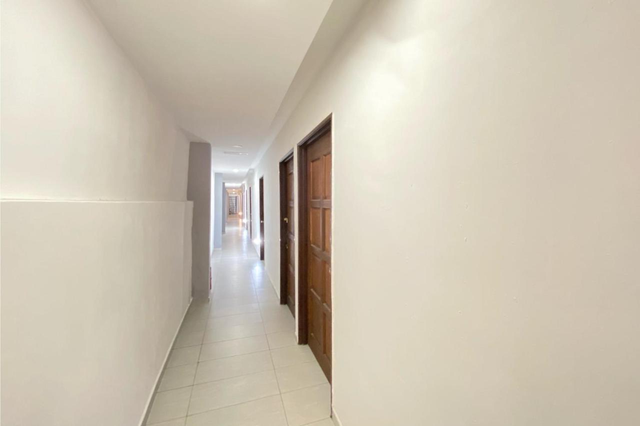 Spot On 90283 Twenty Seven Muntri Hotel Танджунг Бунга Екстериор снимка