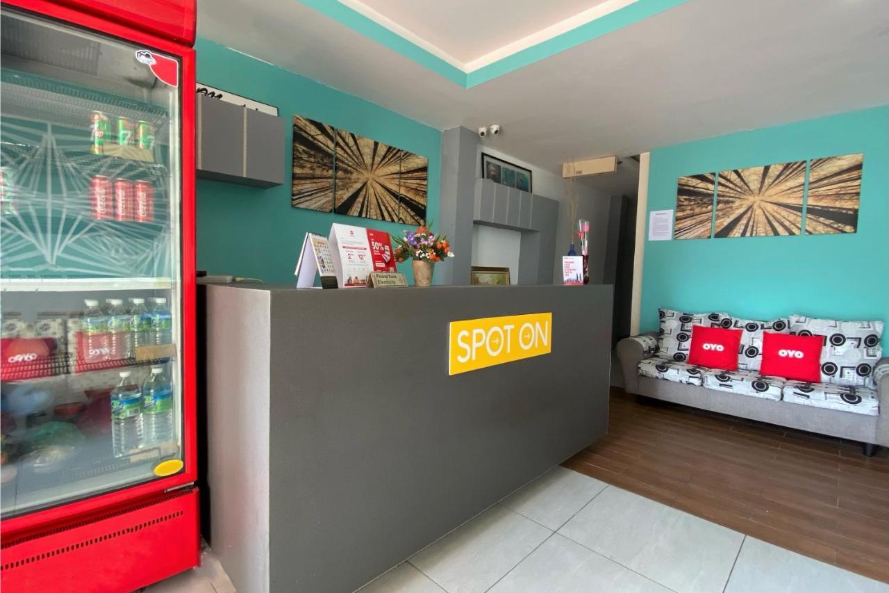 Spot On 90283 Twenty Seven Muntri Hotel Танджунг Бунга Екстериор снимка
