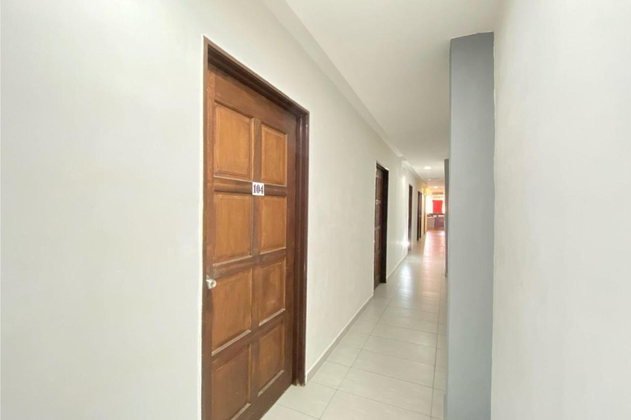 Spot On 90283 Twenty Seven Muntri Hotel Танджунг Бунга Екстериор снимка