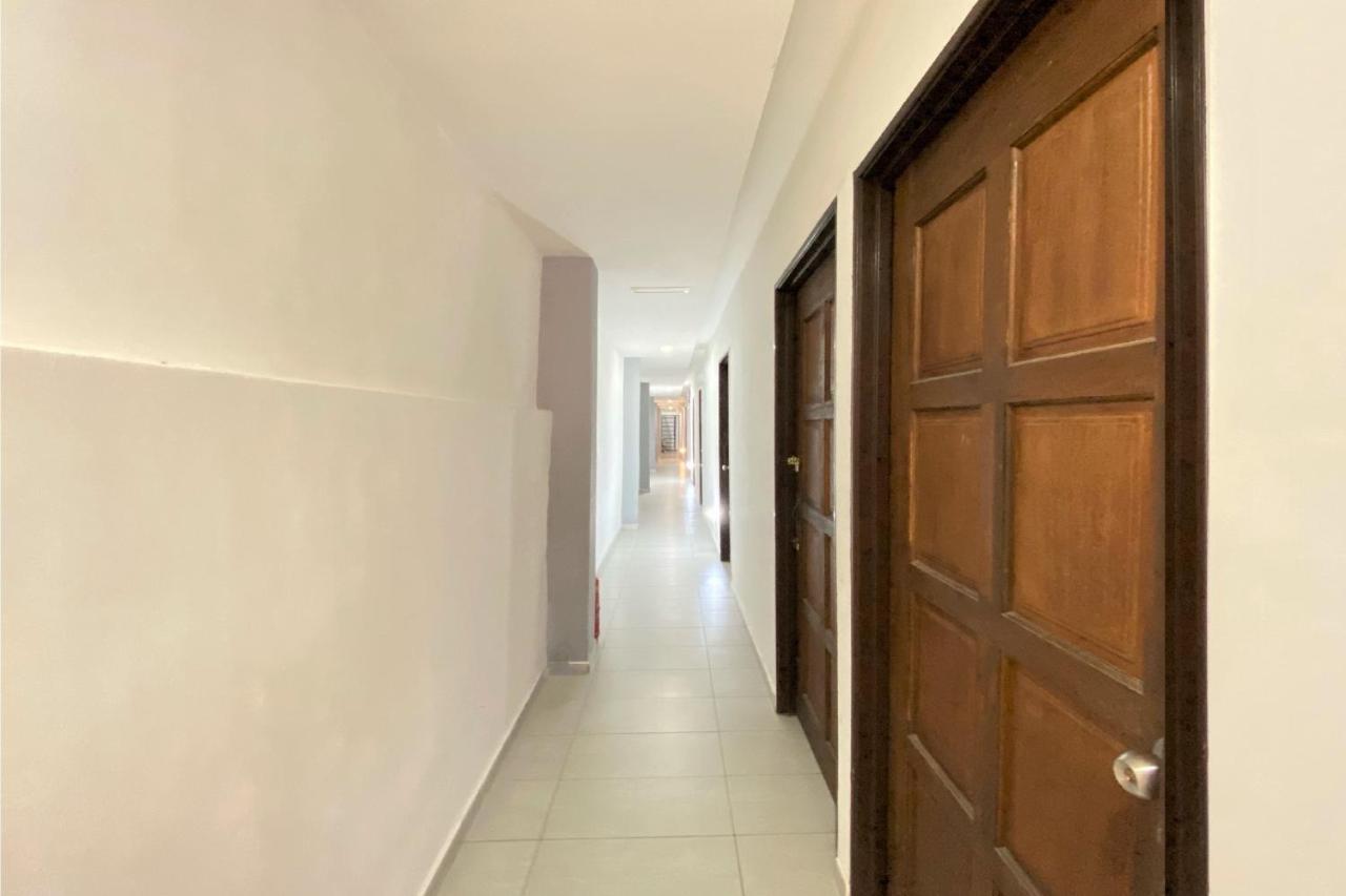 Spot On 90283 Twenty Seven Muntri Hotel Танджунг Бунга Екстериор снимка