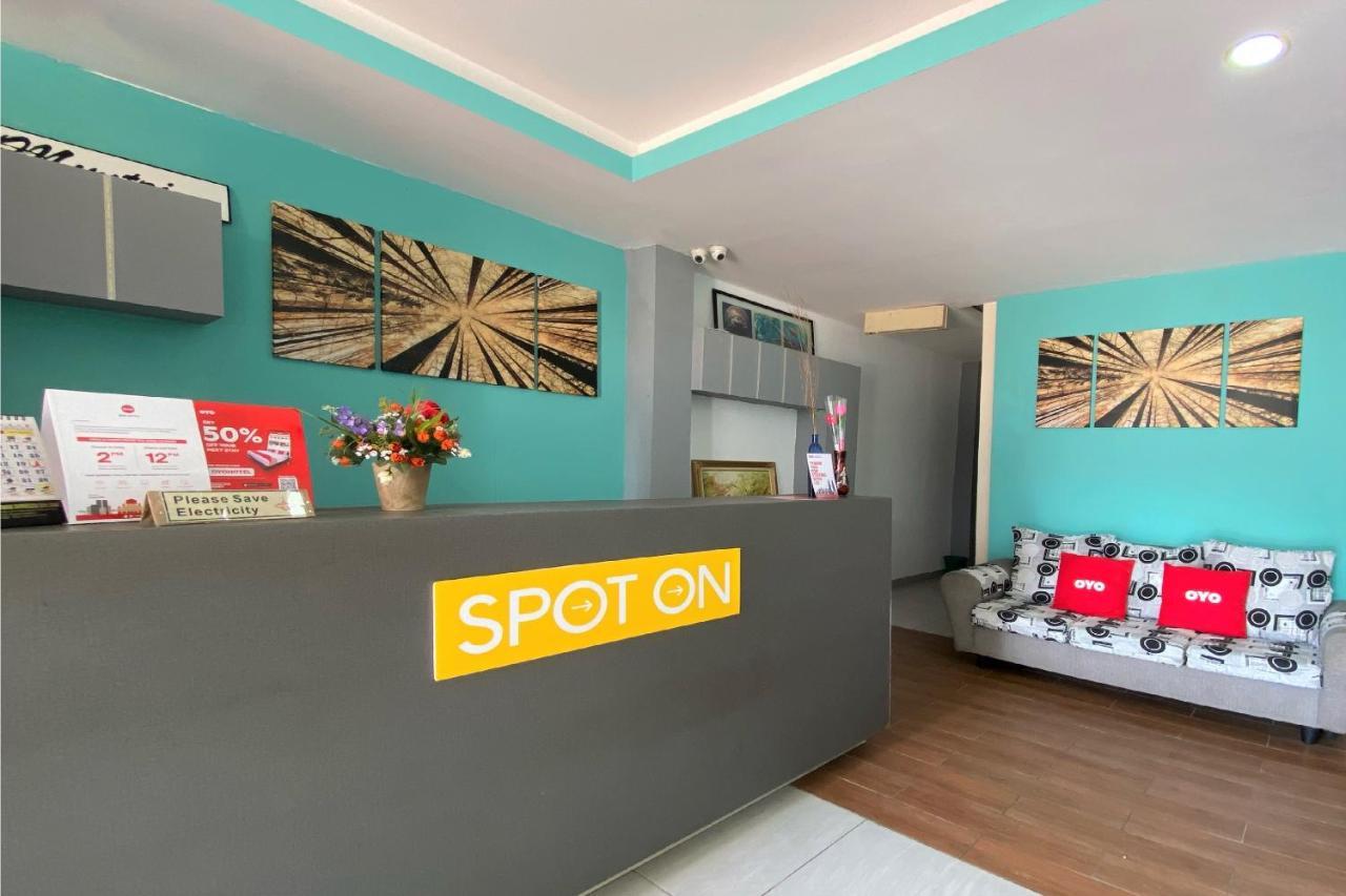 Spot On 90283 Twenty Seven Muntri Hotel Танджунг Бунга Екстериор снимка