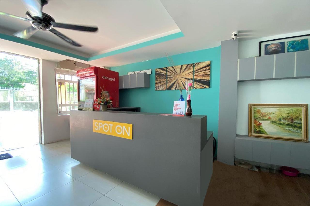 Spot On 90283 Twenty Seven Muntri Hotel Танджунг Бунга Екстериор снимка
